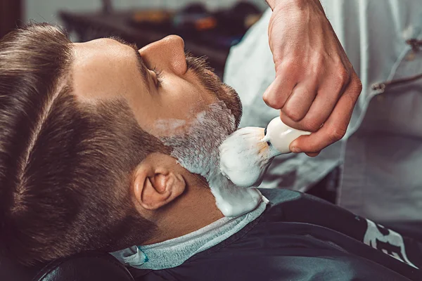 Hipster-Klient besucht Friseursalon — Stockfoto