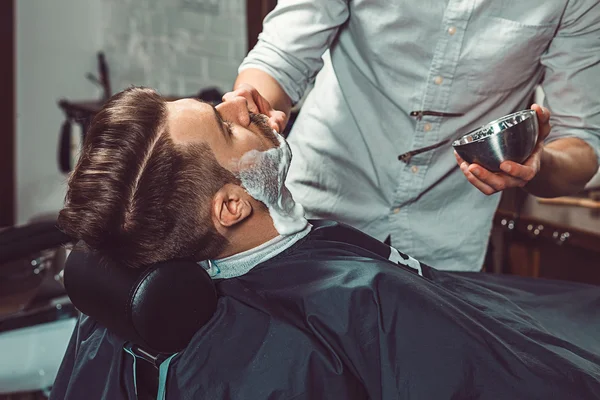 Hipster cliente visitando peluquería — Foto de Stock