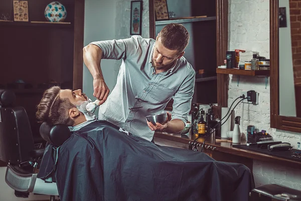 Hipster cliente visitando peluquería — Foto de Stock