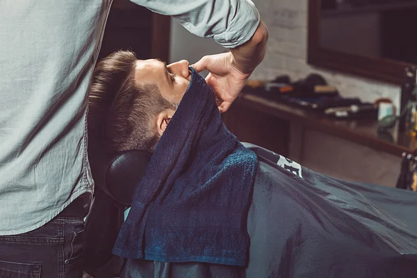 Hipster klienten besökande frisersalong — Stockfoto
