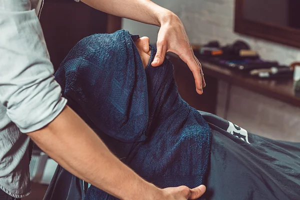 Hipster klienten besökande frisersalong — Stockfoto