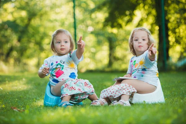 逆さまにぶら下がっている2人の小さな女の子 — ストック写真