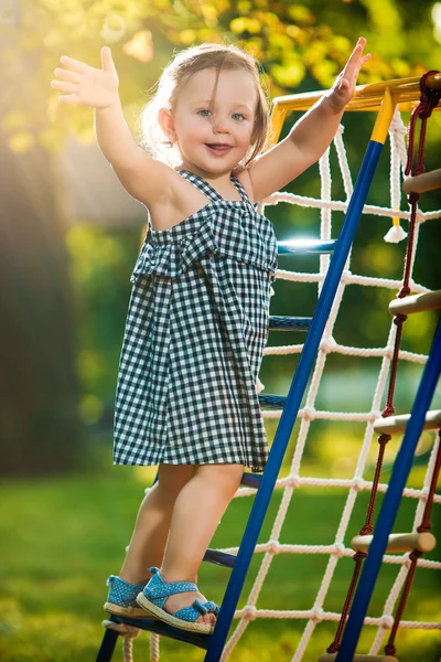 Mała dziewczynka dziecko grając na plac zabaw — Zdjęcie stockowe