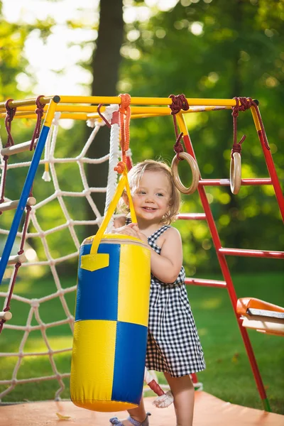 La pequeña niña jugando en el patio al aire libre — Foto de Stock