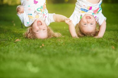 Baş aşağı asılı iki küçük kız bebek