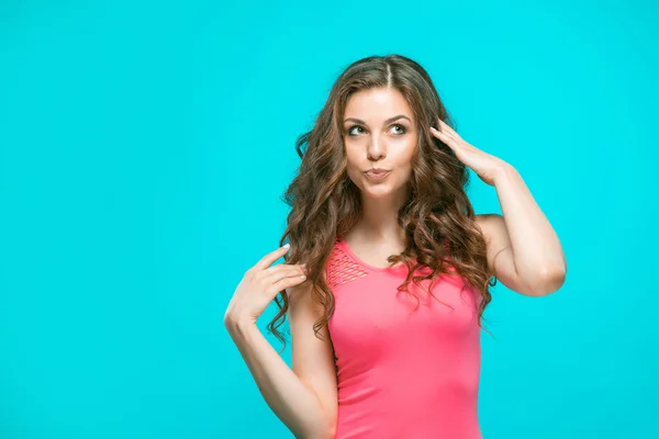 Les jeunes femmes portrait avec des émotions heureuses — Photo