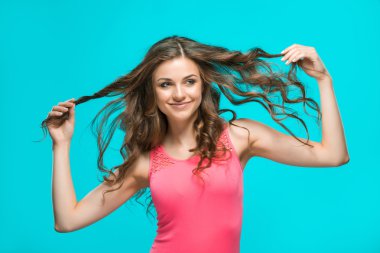 Mutlu duygularla genç kadının portresi