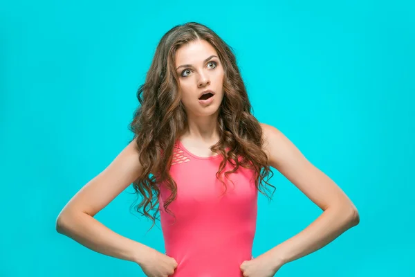 Portrait of young woman with shocked facial expression — Stock Photo, Image