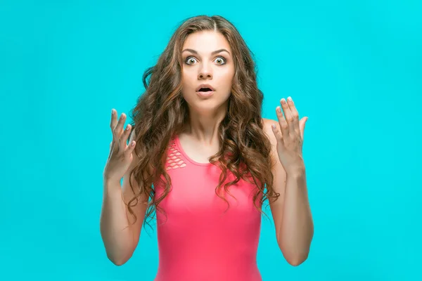 Retrato de mulher jovem com expressão facial chocada — Fotografia de Stock