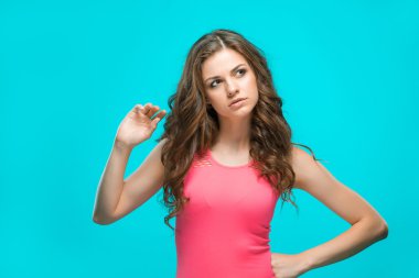 Genç kadının portresi düşünceli duygularla