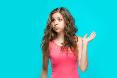 Genç kadının mutlu bir portresi.