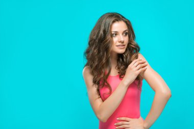 Genç kadının mutlu bir portresi.