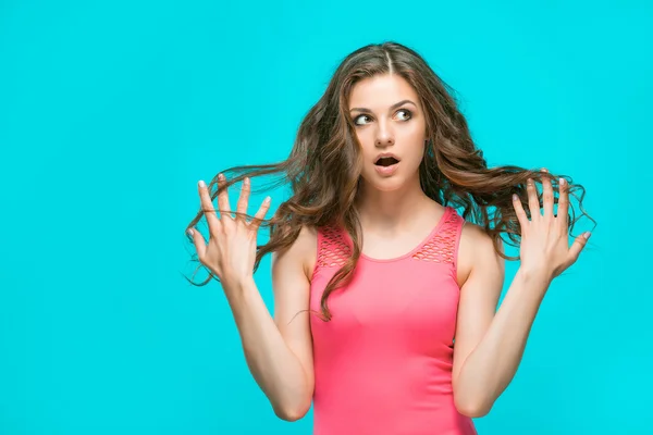 Portrait de jeune femme à l'expression faciale choquée — Photo