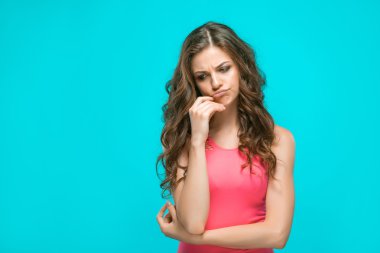 Genç kadının portresi düşünceli duygularla