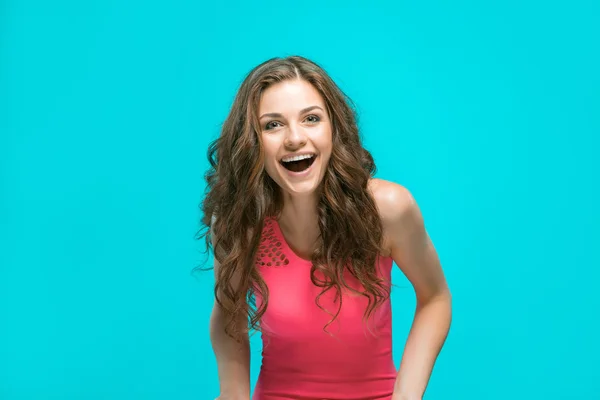 El retrato de la joven con emociones felices — Foto de Stock