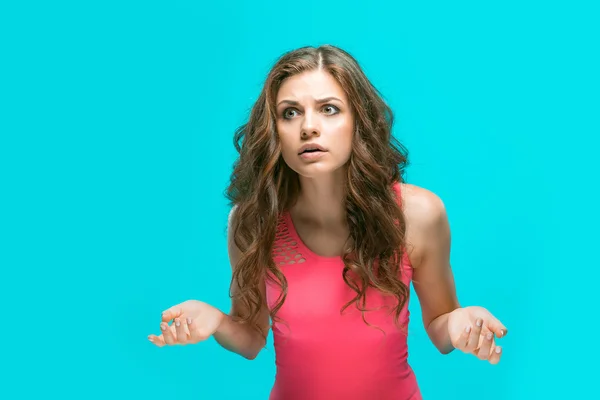 Portrait de jeune femme à l'expression faciale choquée — Photo