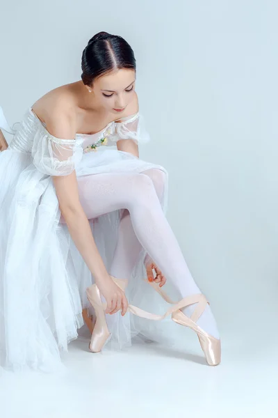 Профессиональная балерина надевает балетные туфли — стоковое фото