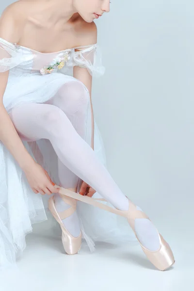 Bailarina profissional colocando em seus sapatos de balé — Fotografia de Stock