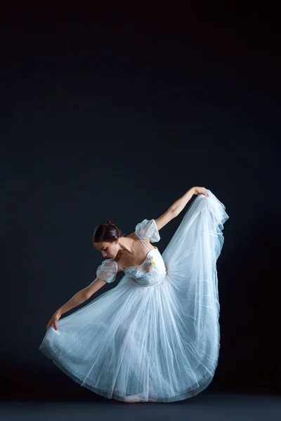 Retrato da bailarina clássica em vestido branco sobre fundo preto — Fotografia de Stock