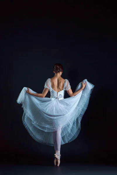 A klasszikus ballerina fekete háttér fehér ruhás portréja — Stock Fotó