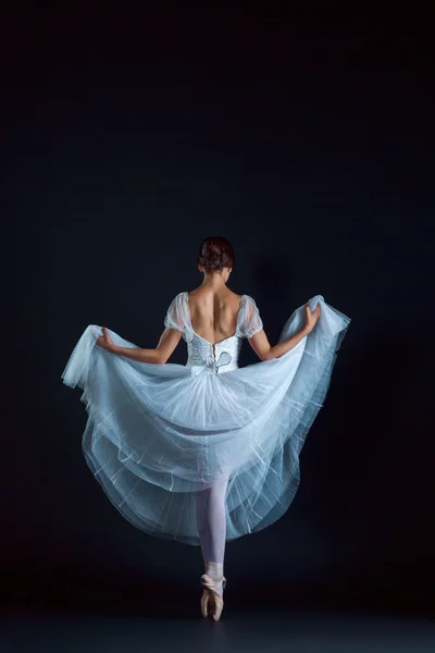 Retrato de la bailarina clásica en vestido blanco sobre fondo negro — Foto de Stock