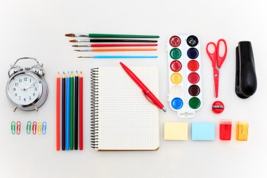 Okul defter, kalem, fırça, makas ve elma ile beyaz arka plan üzerinde ayarla