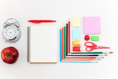 Okul defter, kalem, fırça, makas ve elma ile beyaz arka plan üzerinde ayarla