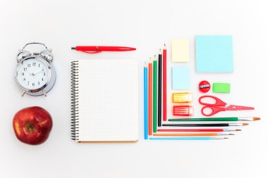 Okul defter, kalem, fırça, makas ve elma ile beyaz arka plan üzerinde ayarla