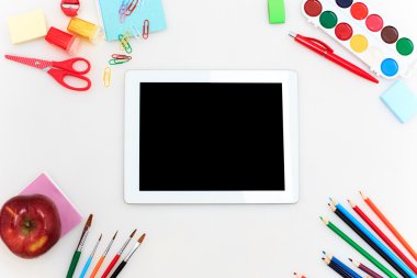Okul defter, kalem, fırça, makas ve elma ile beyaz arka plan üzerinde ayarla