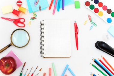Okul defter, kalem, fırça, makas ve elma ile beyaz arka plan üzerinde ayarla