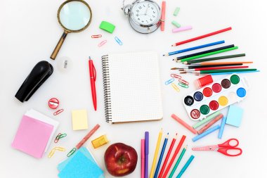 Okul defter, kalem, fırça, makas ve elma ile beyaz arka plan üzerinde ayarla