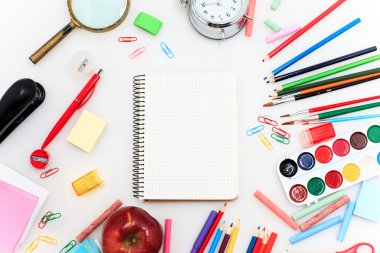 Okul defter, kalem, fırça, makas ve elma ile beyaz arka plan üzerinde ayarla
