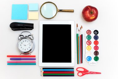 Okul defter, kalem, fırça, makas ve elma ile beyaz arka plan üzerinde ayarla