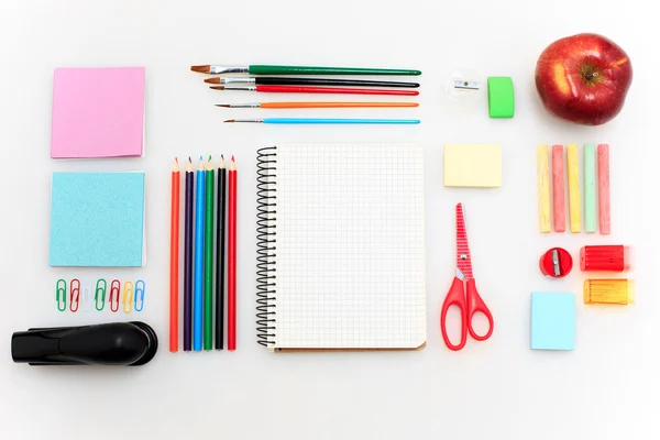 Szkolny zestaw z notebooków, ołówki, Pędzel, nożyczki i apple na białym tle — Zdjęcie stockowe