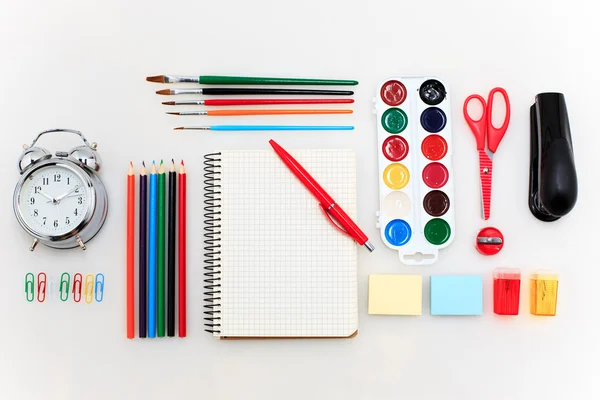 학교 노트북, 연필, 브러시가 위 및 애플 흰색 배경 설정 — 스톡 사진