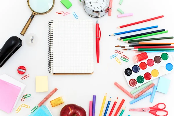 Okul defter, kalem, fırça, makas ve elma ile beyaz arka plan üzerinde ayarla