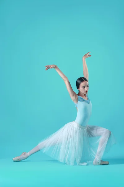 Bailarina en vestido blanco posando en los dedos de los pies, fondo del estudio . —  Fotos de Stock