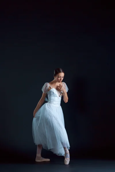 Портрет балерины в белом платье на черном фоне — стоковое фото