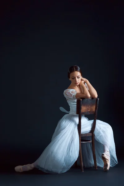 Portrait de la ballerine classique en robe blanche sur fond noir — Photo