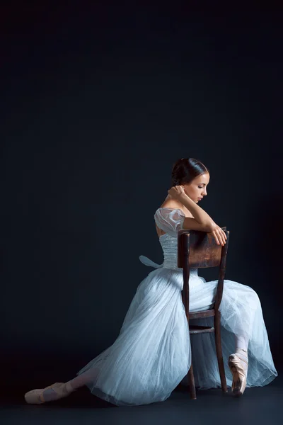 Portrait de la ballerine classique en robe blanche sur fond noir — Photo