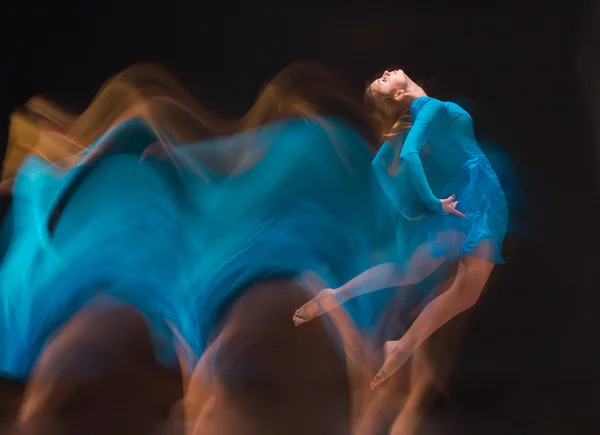 El arte de la danza foto-emocional de la hermosa mujer azul —  Fotos de Stock