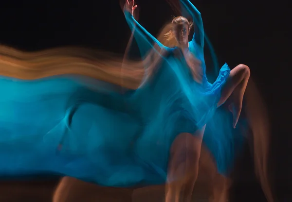 Художественный фотоэмоциональный танец красивой голубой женщины — стоковое фото
