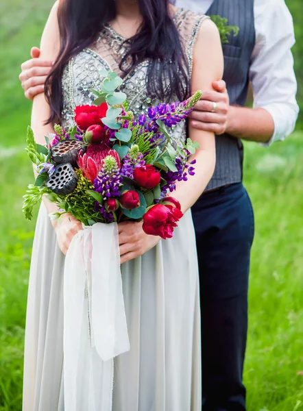 La imagen de la cosecha de pareja romántica con flores — Foto de Stock