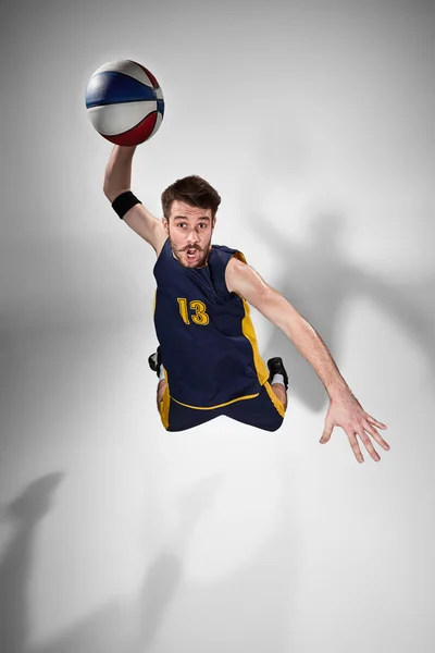 Retrato completo de un jugador de baloncesto con pelota — Foto de Stock