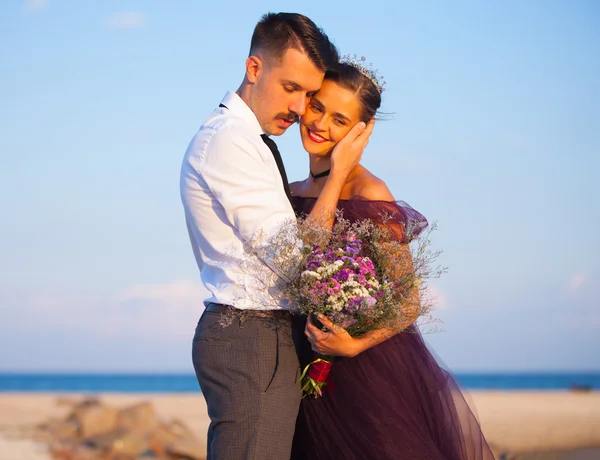 Junges romantisches Paar entspannt am Strand und beobachtet den Sonnenuntergang — Stockfoto