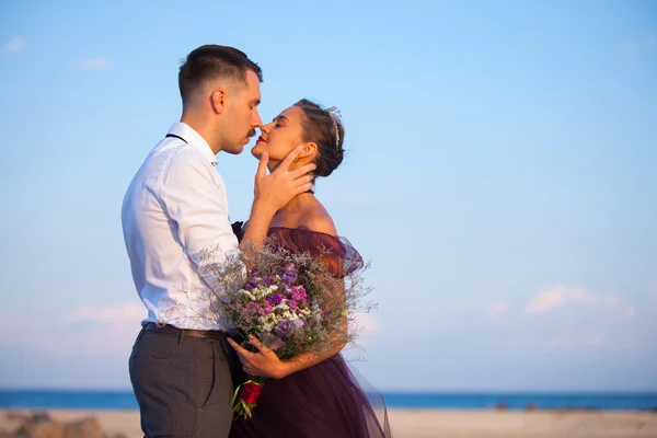 Junges romantisches Paar entspannt am Strand und beobachtet den Sonnenuntergang — Stockfoto