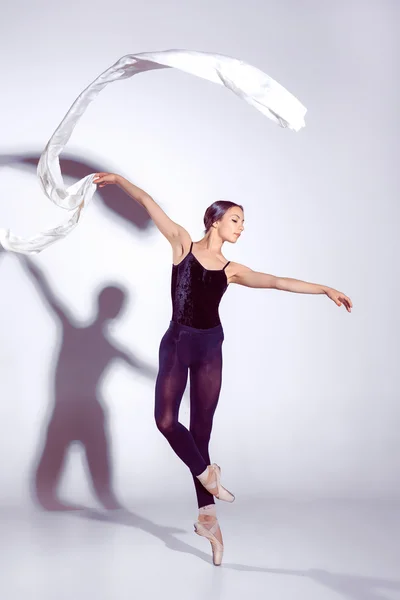 Bailarina em roupa preta posando nos dedos dos pés, fundo do estúdio . — Fotografia de Stock