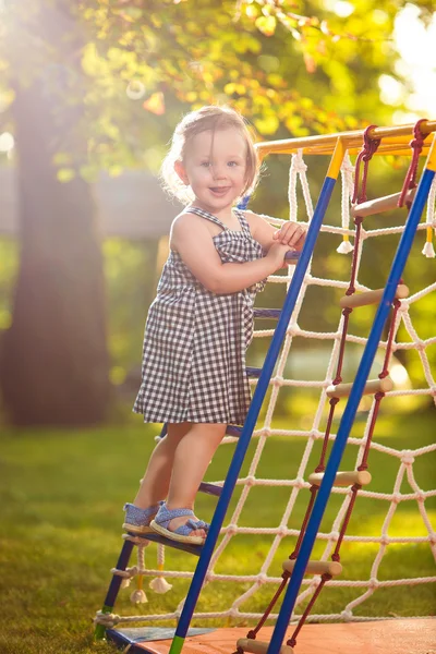 La pequeña niña jugando en el patio al aire libre — Foto de Stock