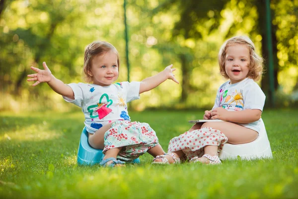 Le due bambine sedute sulle pentole — Foto Stock