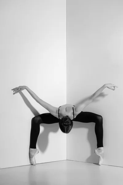 Bailarina en traje negro posando en zapatos puntiagudos, fondo de estudio . —  Fotos de Stock